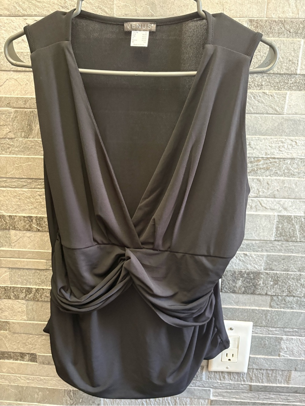 VENUS Black Twist-Front top